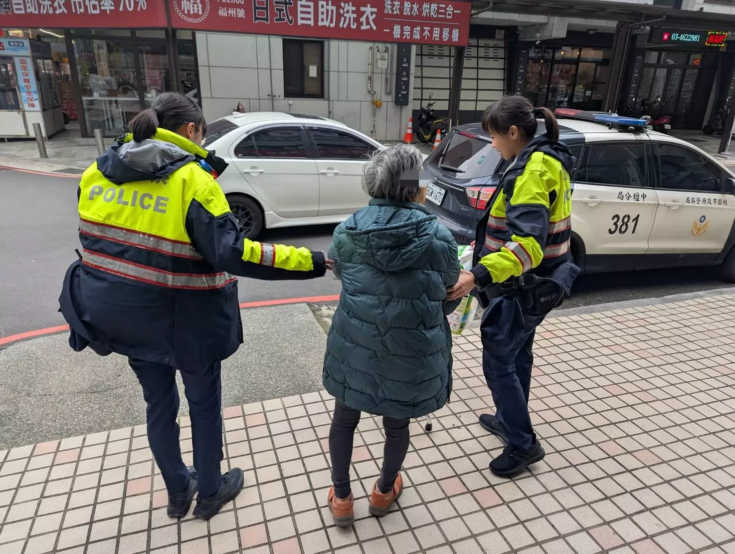 壢警護送失智婦返家 她熱情邀約做這件事 壢警護送失智婦返家 她熱情邀約做這件事