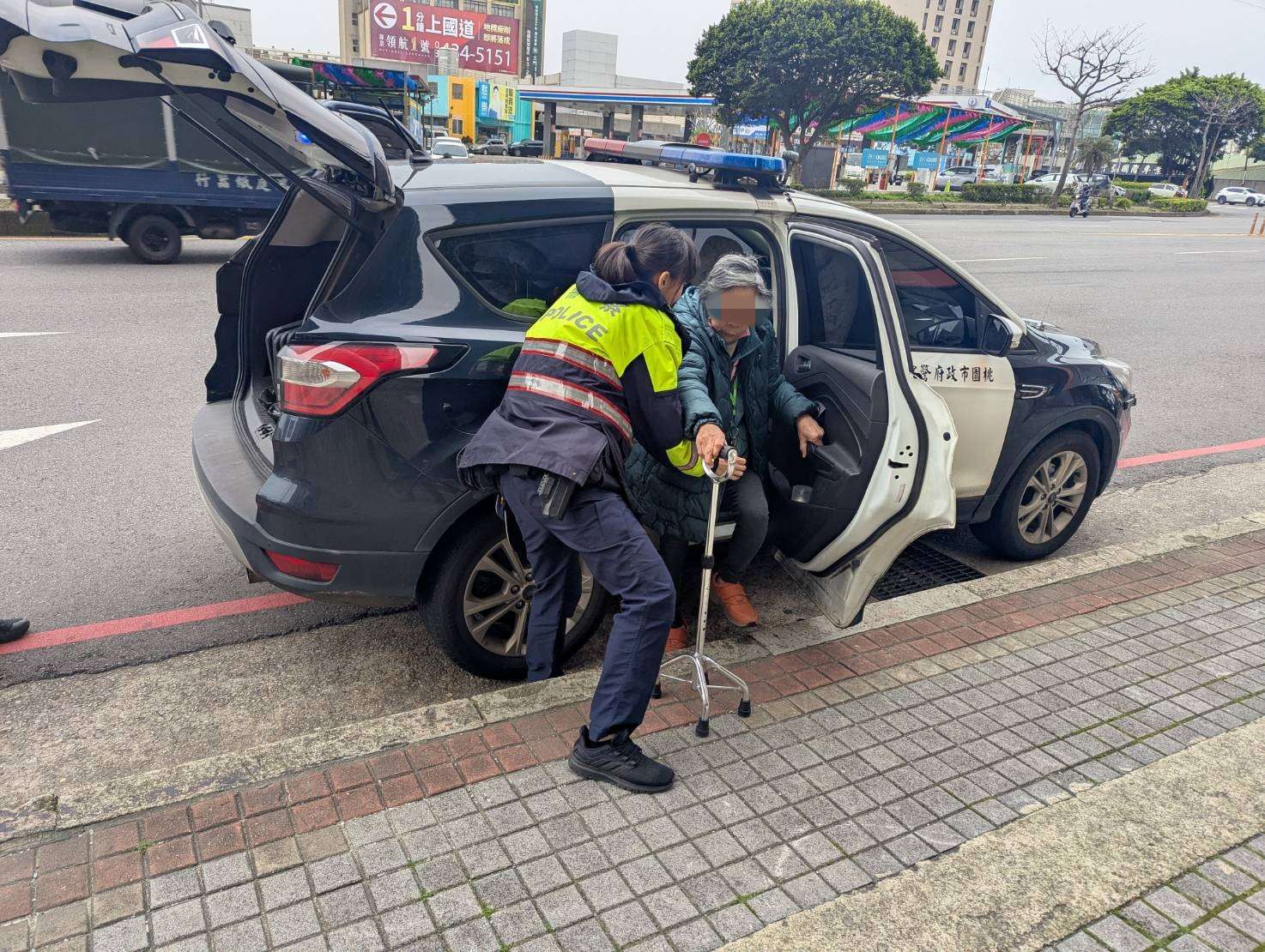 壢警護送失智婦返家 她熱情邀約做這件事 S 12894231 0