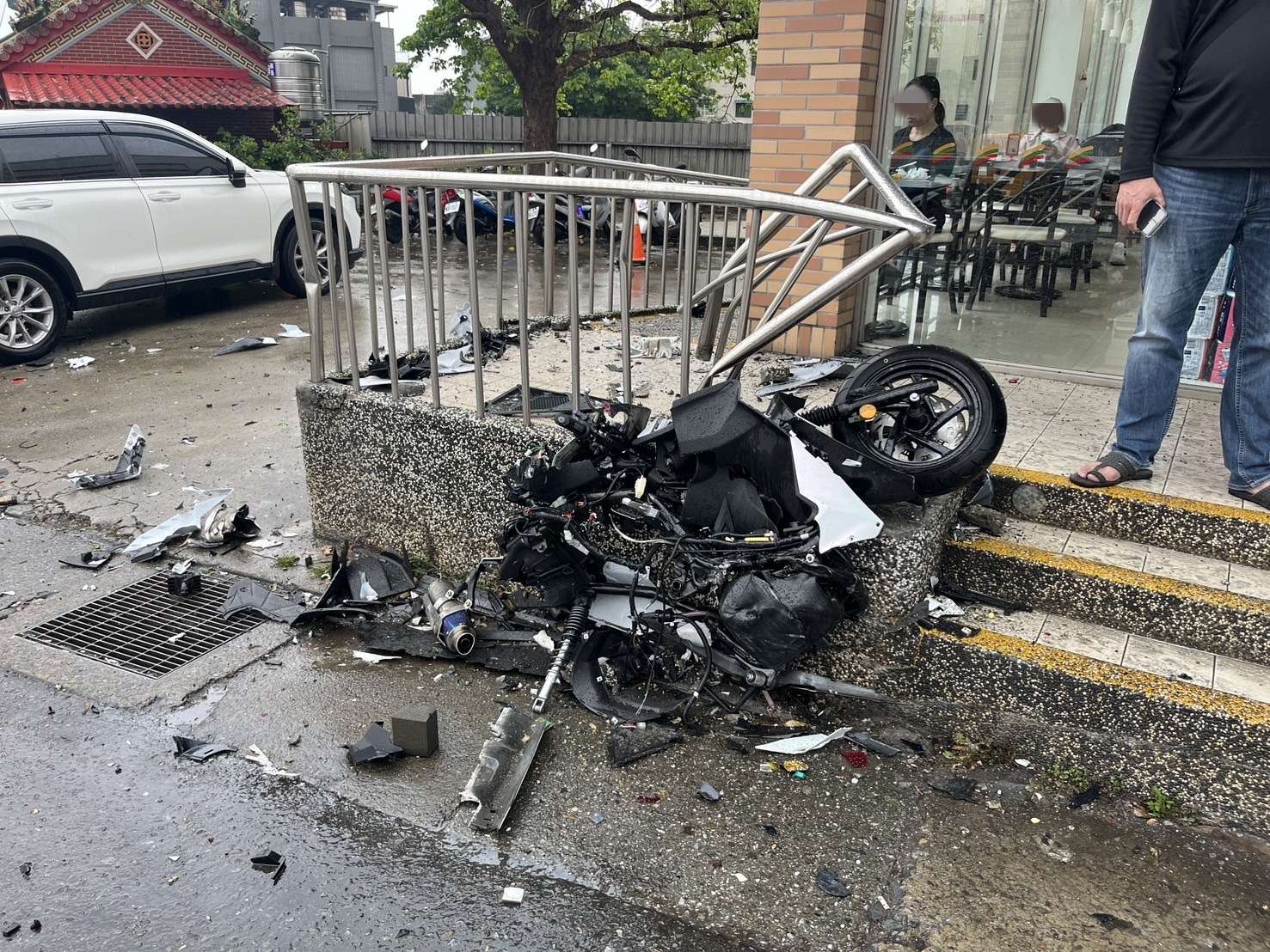 【有片】7旬翁開車失控!路邊汽車遭包夾撞爛 機車被「焊在牆上」 S 12894413 0