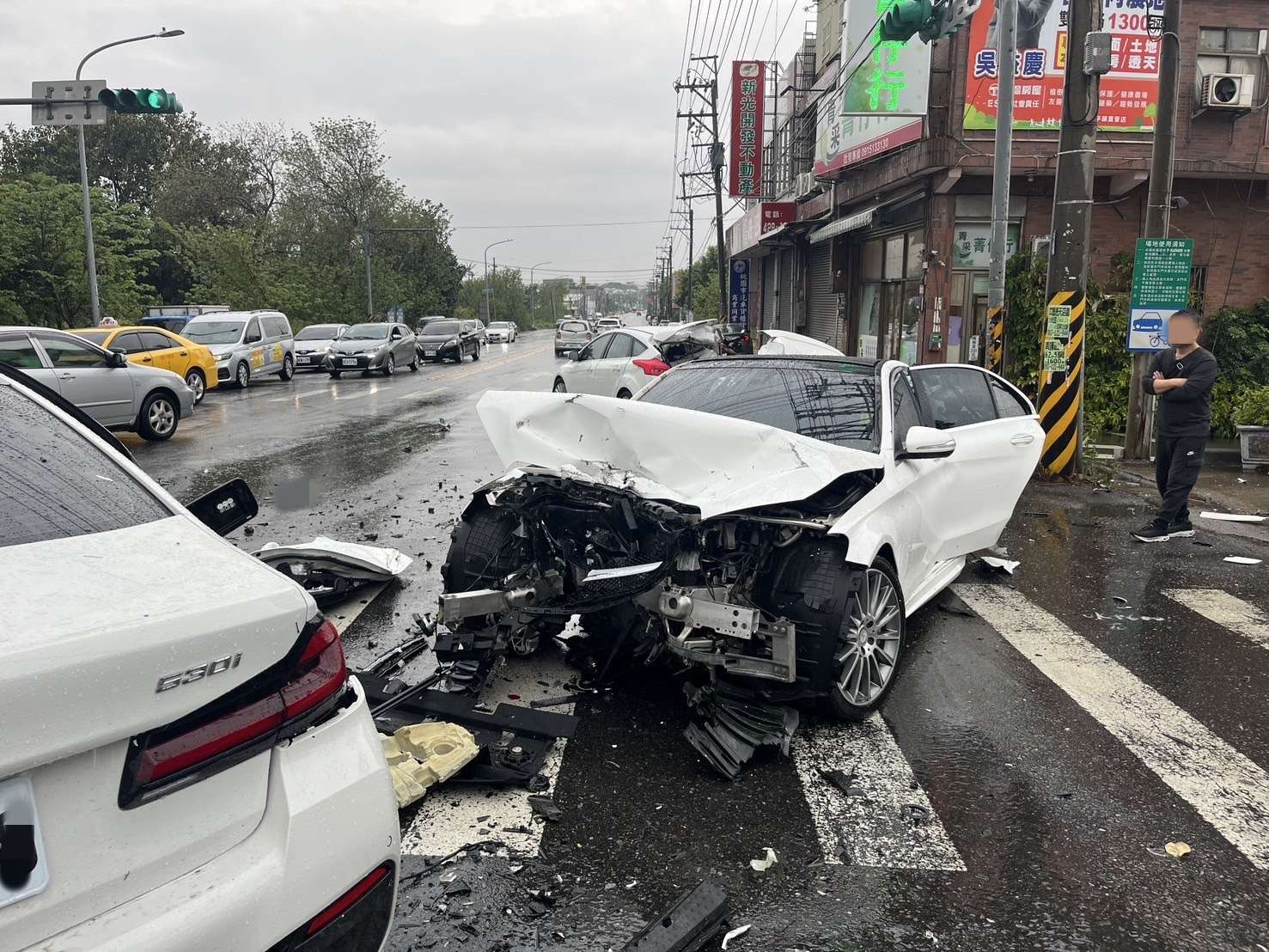 【有片】7旬翁開車失控!路邊汽車遭包夾撞爛 機車被「焊在牆上」 S 12894419 0