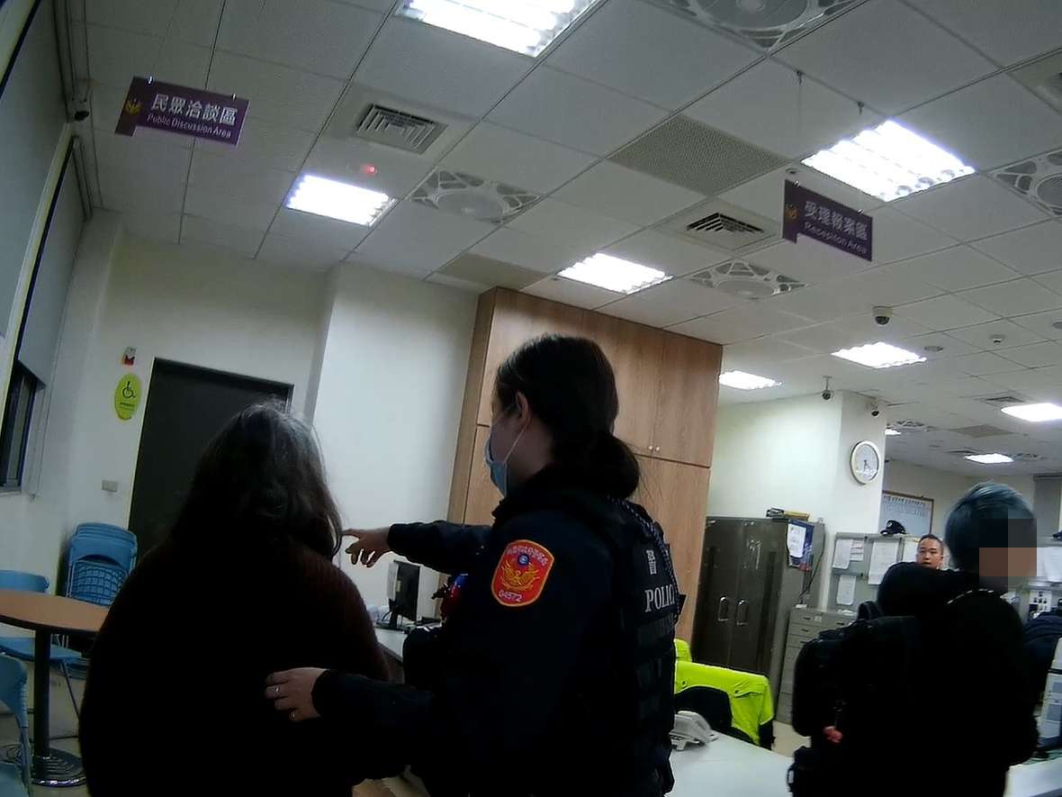 失智婦街頭徘徊遇熱心店家收留 壢警用「這方式」助平安返家 S 13033543 0