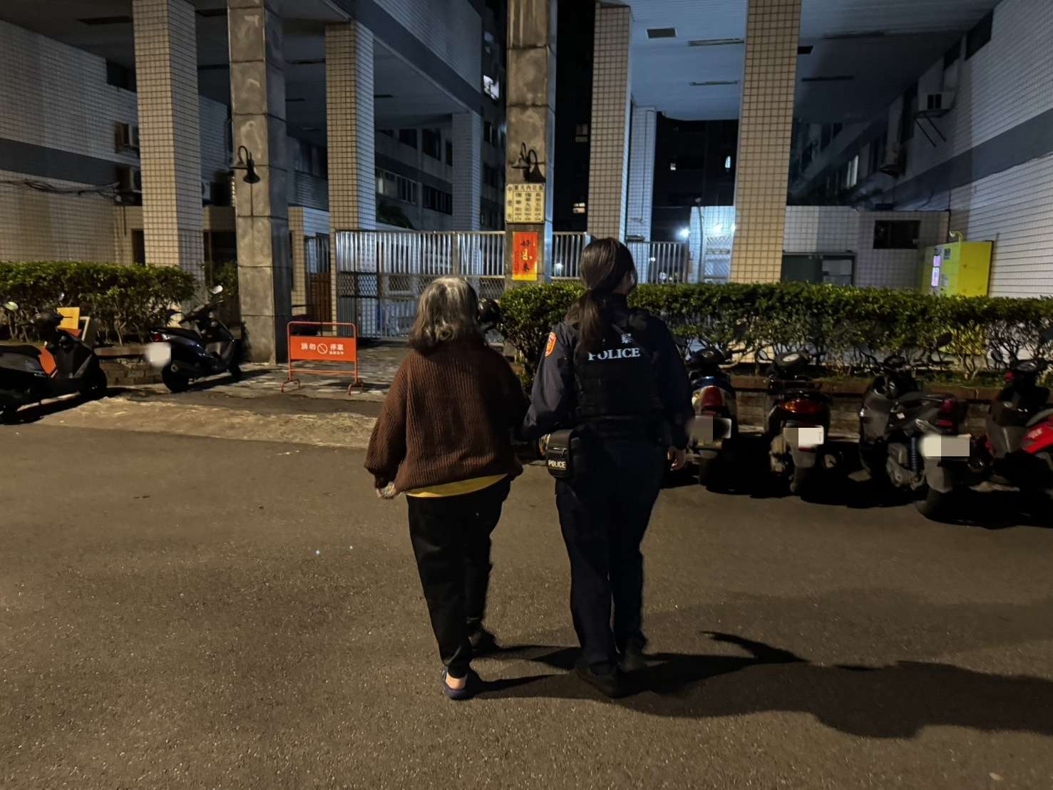 失智婦街頭徘徊遇熱心店家收留 壢警用「這方式」助平安返家 S 13033544 0
