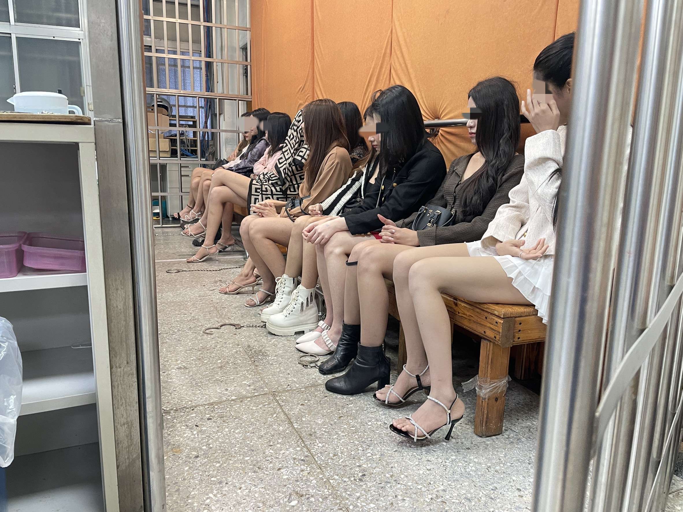 壢警雷霆掃蕩深夜突擊特種場所 15泰女非法陪酒全遭逮 S 13156426