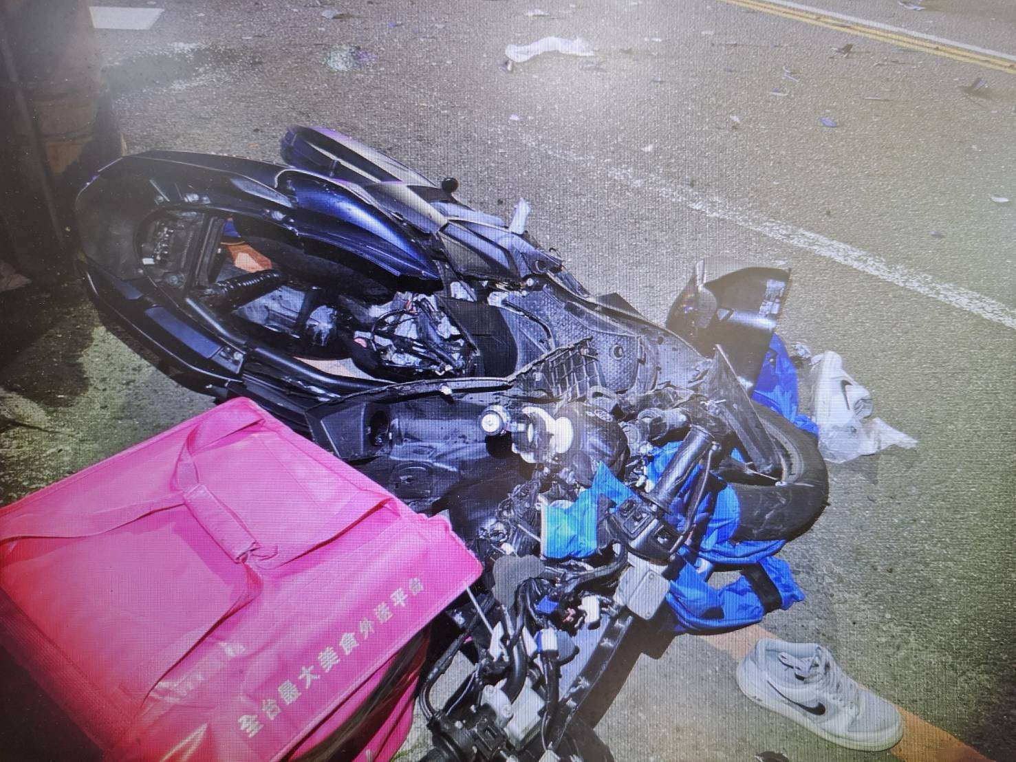 現場畫面曝!左轉小貨車與直行機車碰撞 騎士傷重不治 S 13238345 0