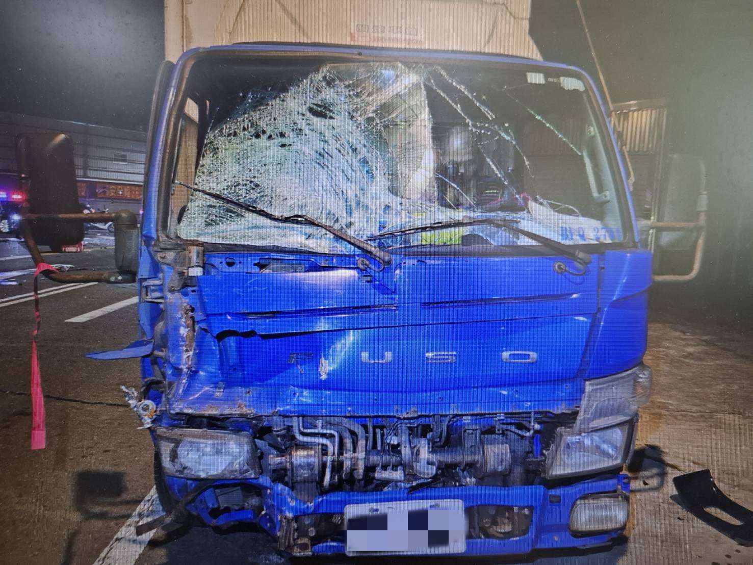 現場畫面曝!左轉小貨車與直行機車碰撞 騎士傷重不治 S 13238350 0
