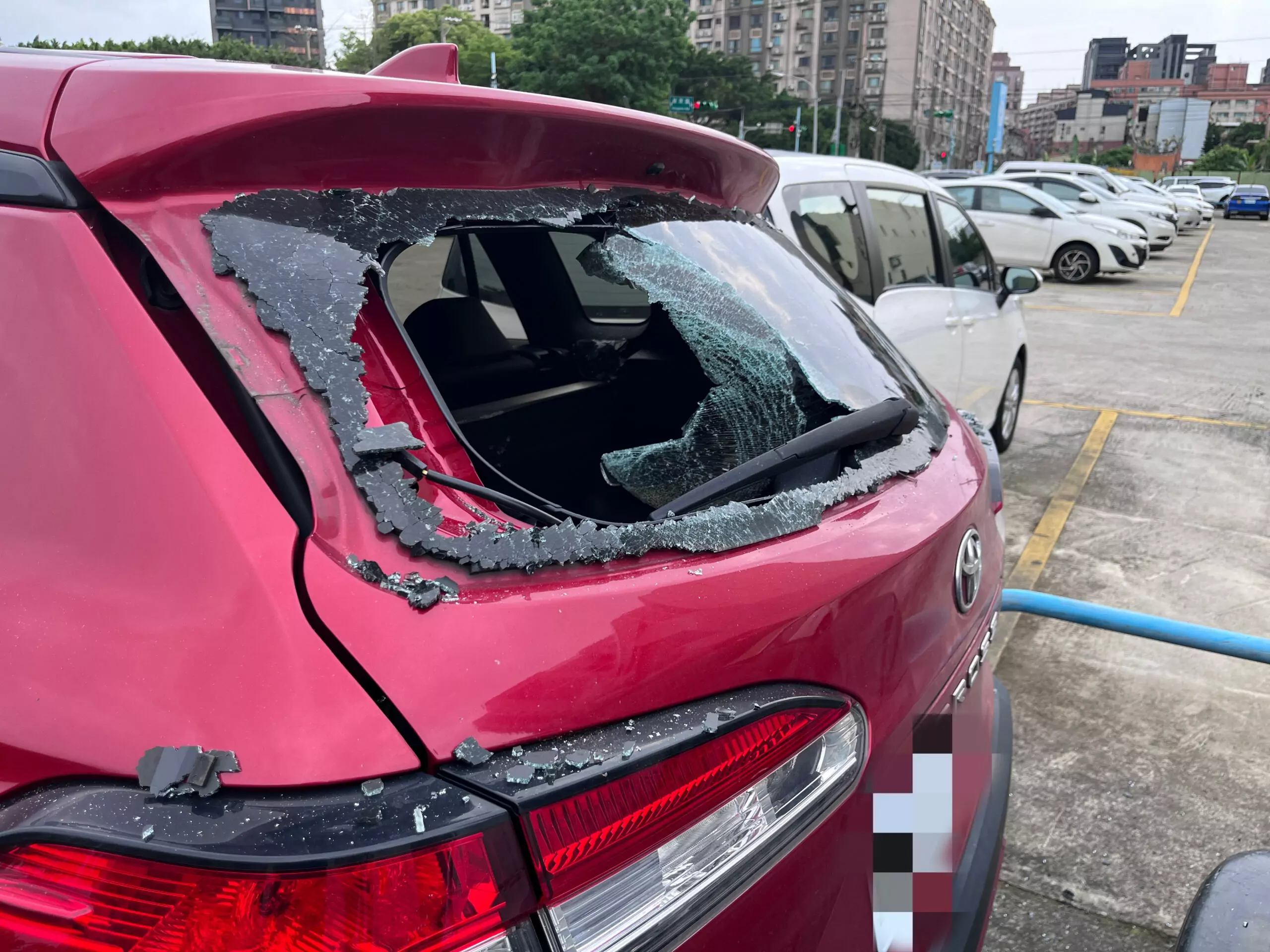 【有片】中壢怪男持磚砸壞4車!遭警壓制送辦 【有片】中壢怪男持磚砸壞4車!遭警壓制送辦