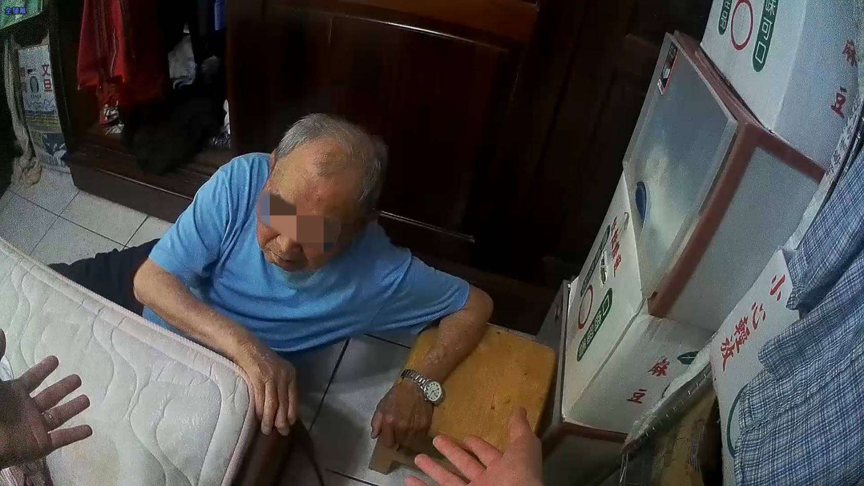 101歲翁穿衣跌倒趴臥房內 壢警火速伸援解驚魂 S 13353039