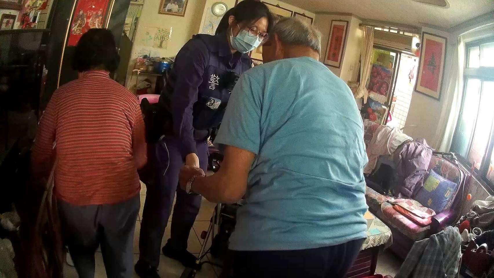 101歲翁穿衣跌倒趴臥房內 壢警火速伸援解驚魂 S 13353041