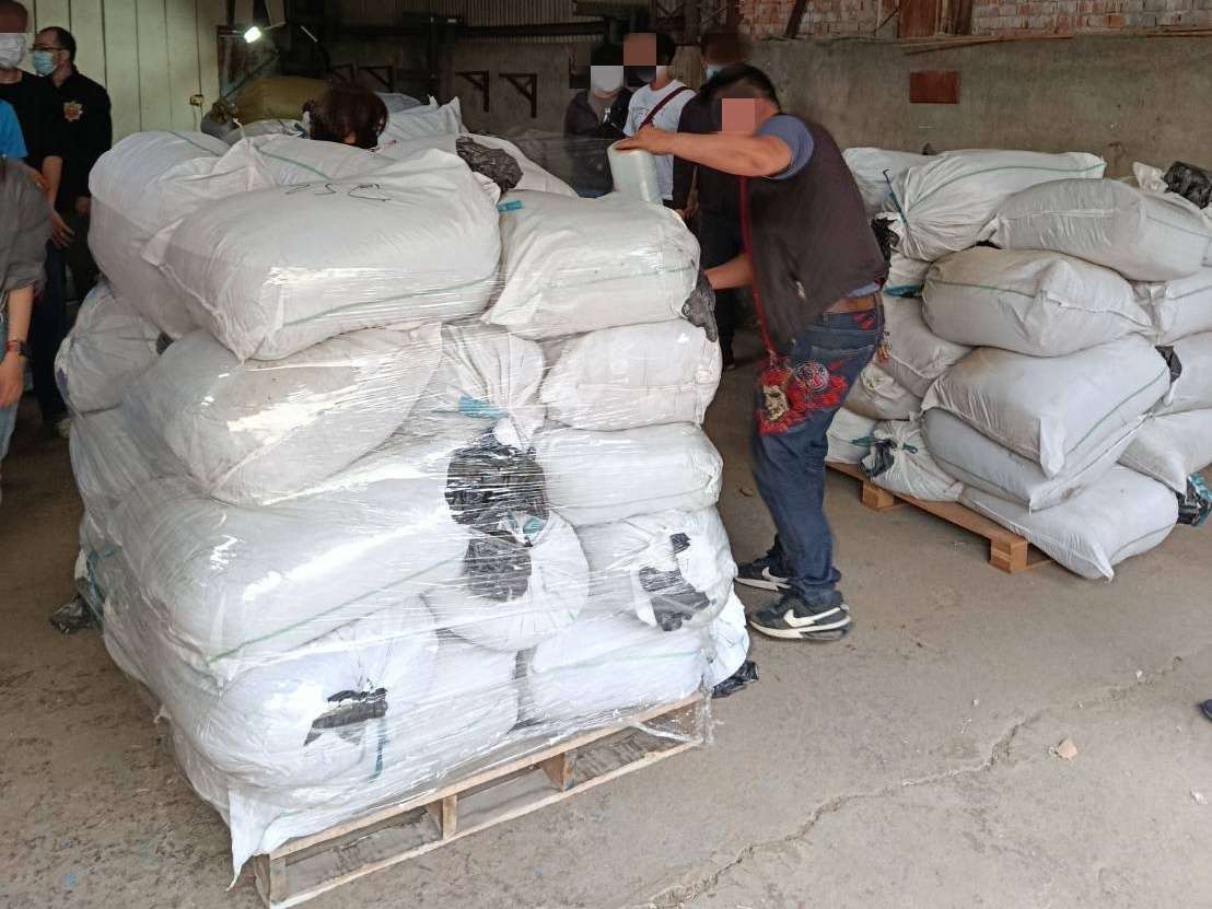 【有片】壢警跨區破獲私菸工廠!查扣逾5公噸菸絲市值2千萬 S 13402259 0