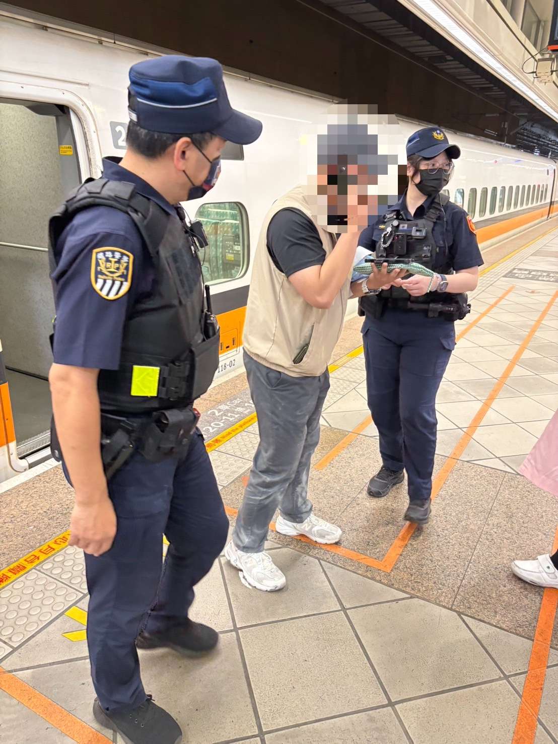 恐怖!行動電源高鐵上自燃 1人遭燙傷 S 139460683