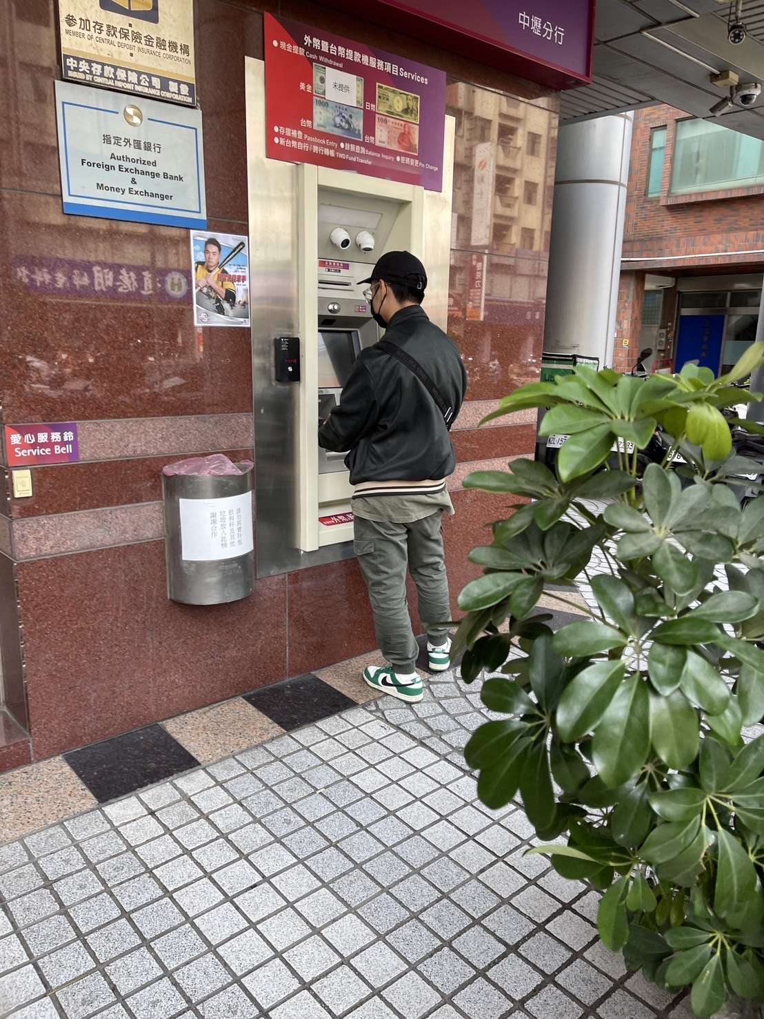 馬來西亞籍男子ATM前「這些舉動」太可疑 桃園民眾成功檢舉車手拿獎金 S 19456219