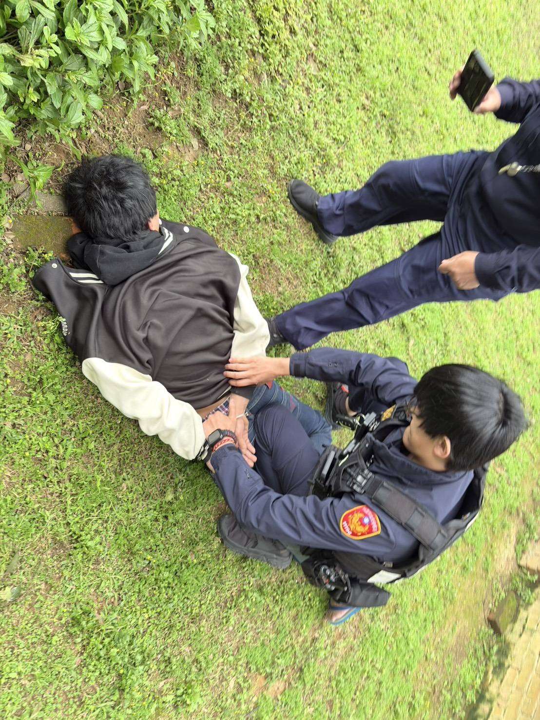 【有片】毒蟲拒檢逃逸遭開8槍 警車被撞進加油站畫面曝 S 2531480 0 1