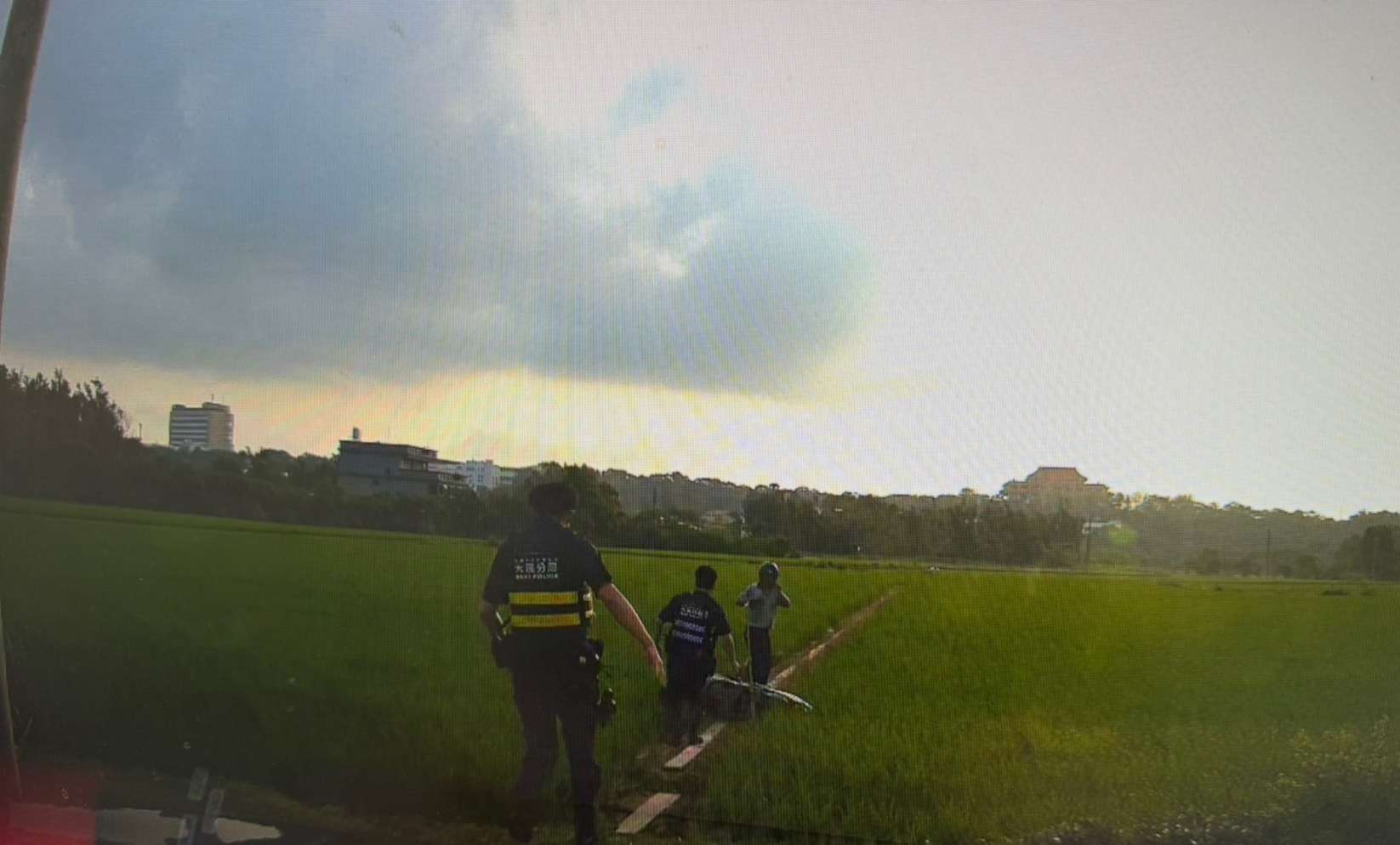 竊盜通緝犯遇警加速逃 下秒「犁田」狼狽落網 S 255623172