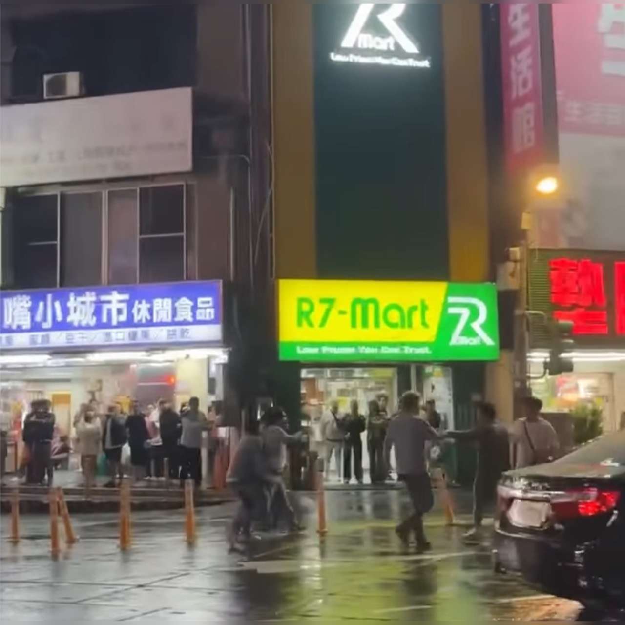 中壢街頭衝突!泰籍男子不滿被勸離 攻擊餐廳員工 S 30310474