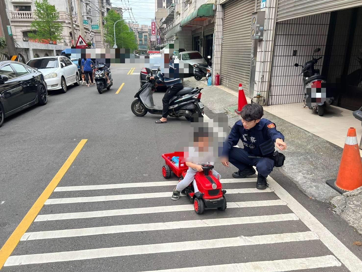 3歲男童獨自騎滑步車逛大街 平鎮警及時發現協助送回家 S 30826513