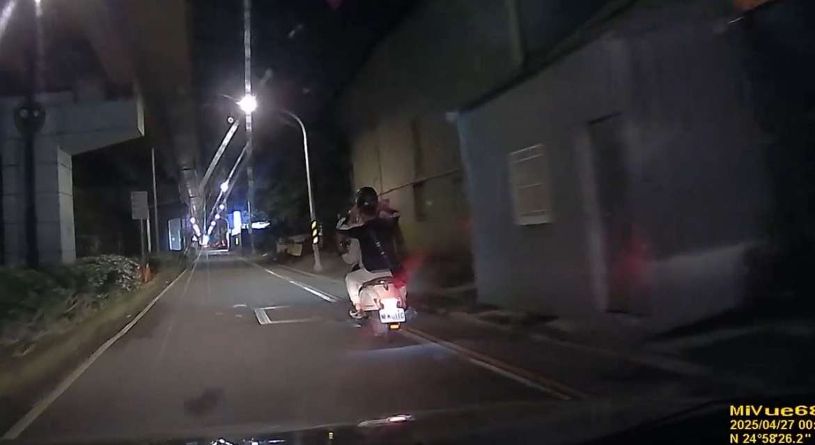 【有片】無故遭敲車窗!車主靠「這物」錄下關鍵證據 S 32333833