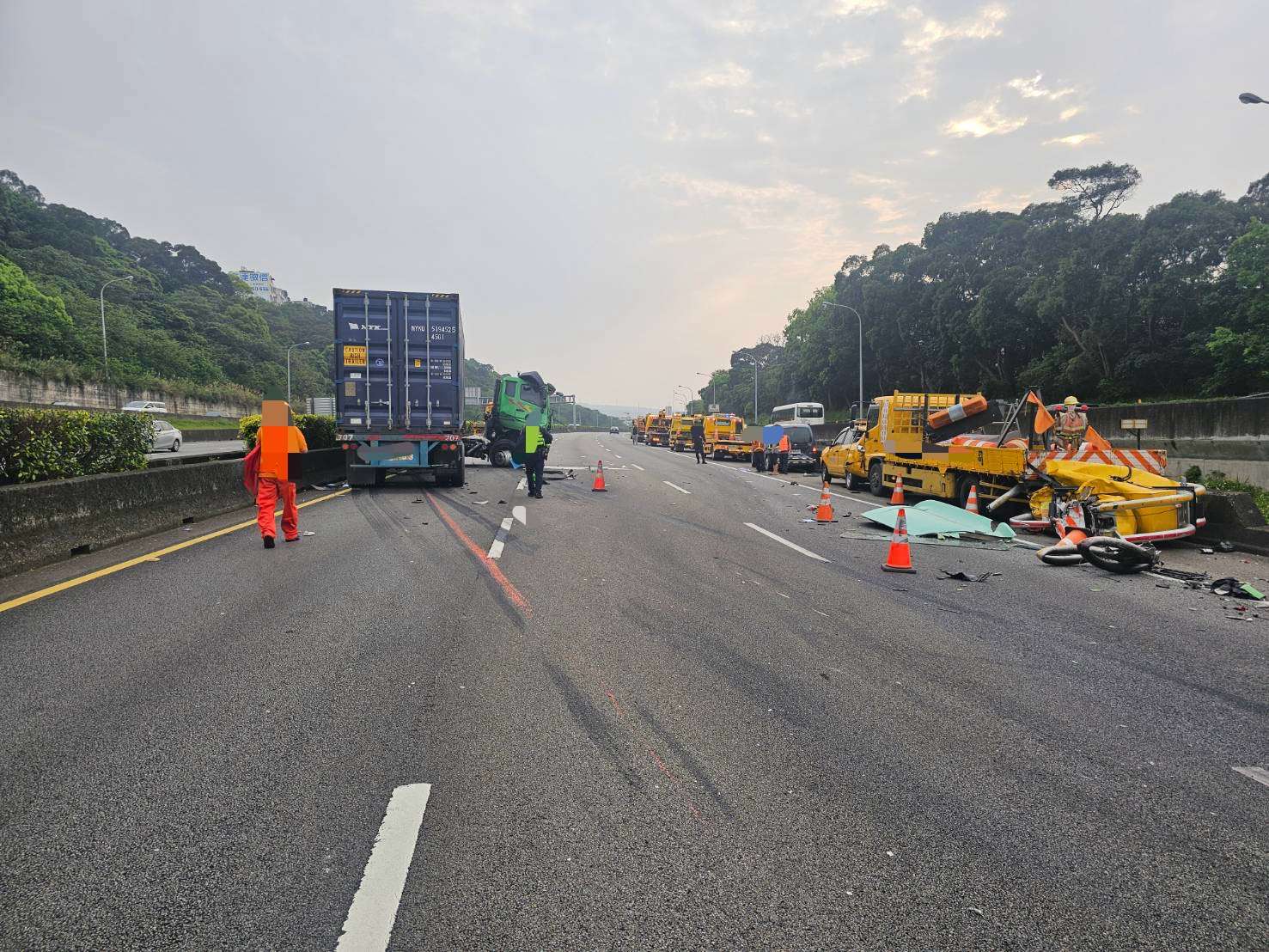 國1楊梅段4車連環撞 工人維護ETC門架遭撞身亡 S 324395069