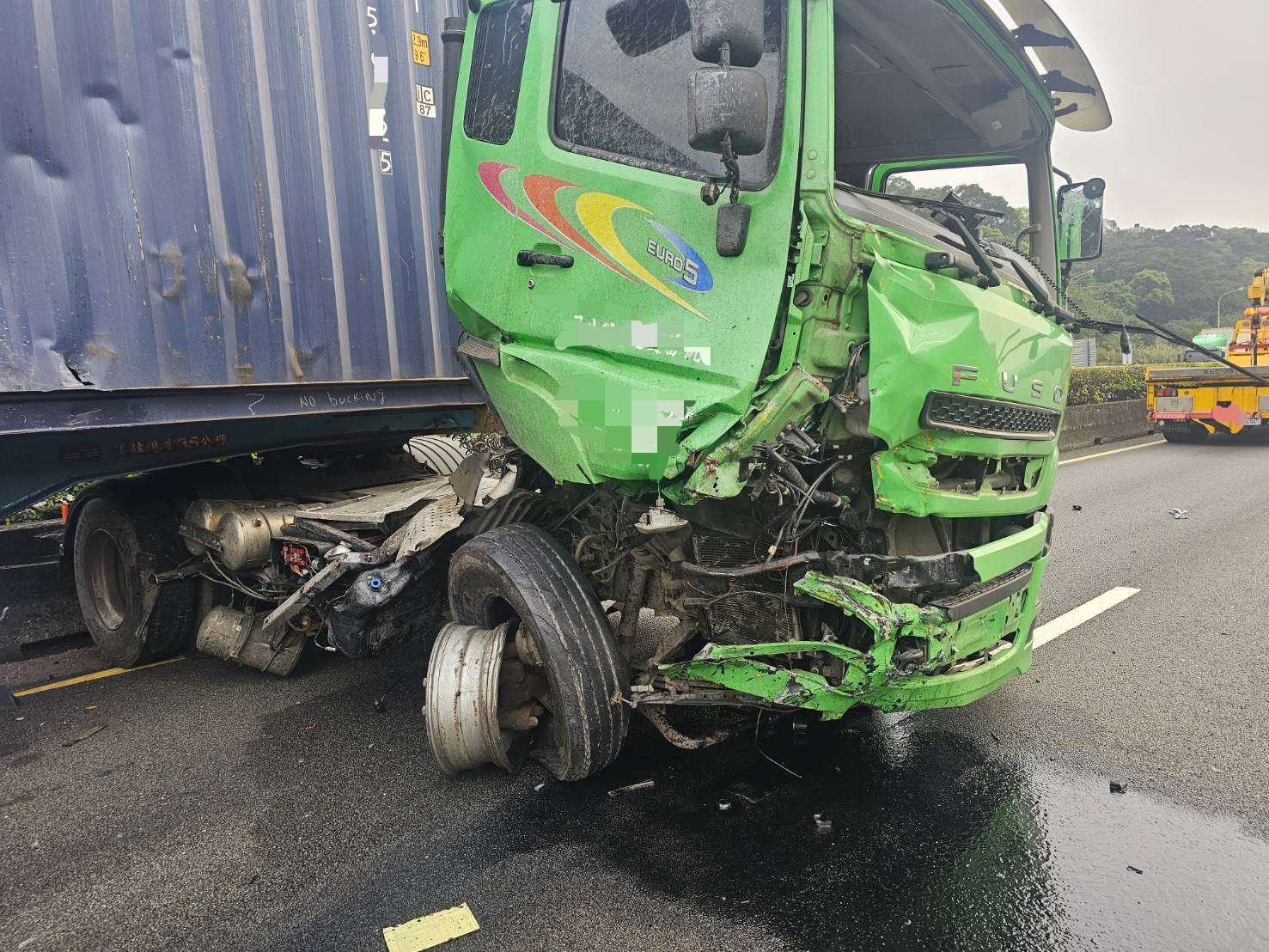 國1楊梅段4車連環撞 工人維護ETC門架遭撞身亡 S 324395071