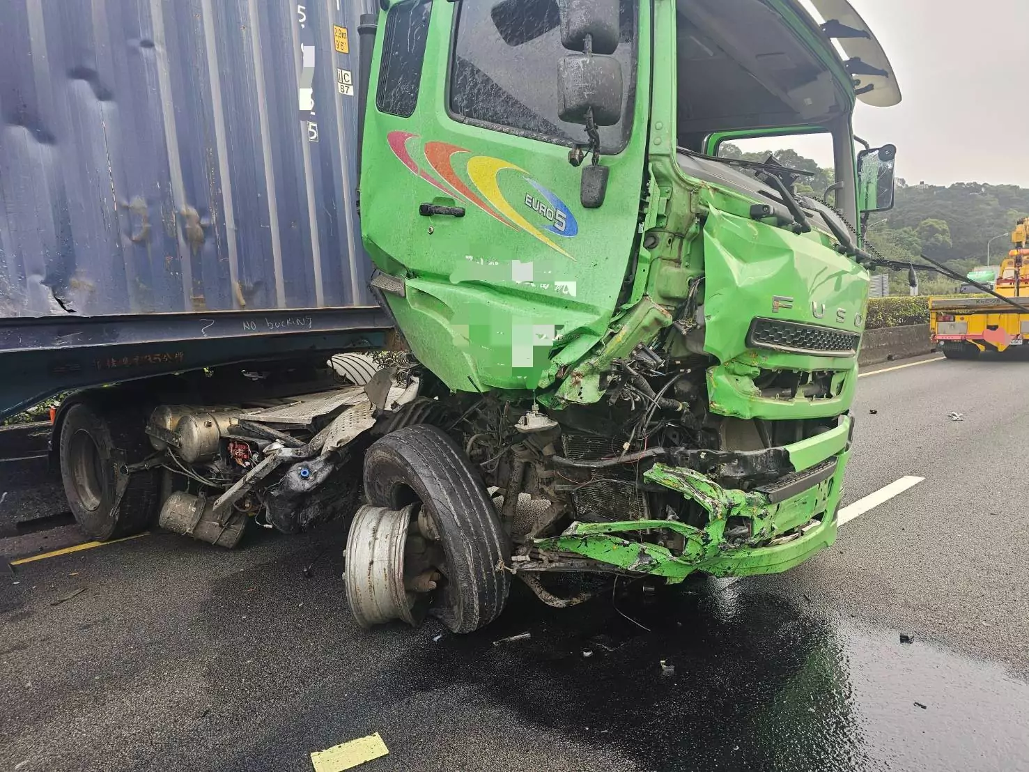 國1楊梅段4車連環撞 工人維護ETC門架遭撞身亡 國1楊梅段4車連環撞 工人維護ETC門架遭撞身亡
