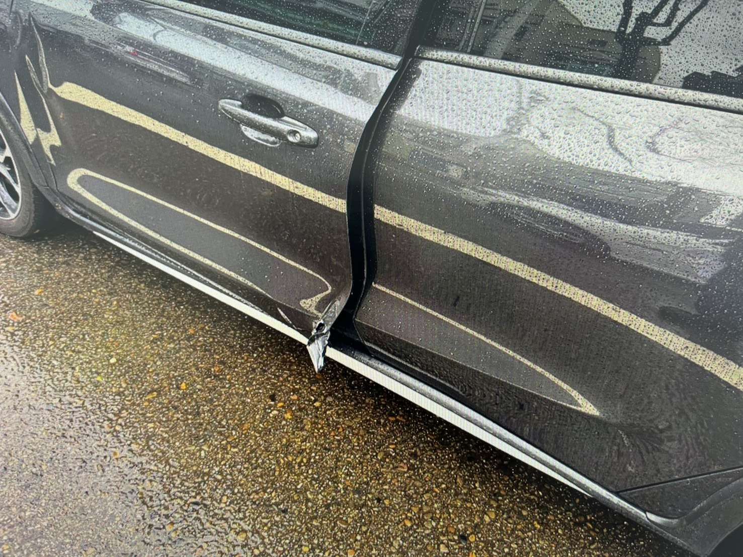 開車門未注意!機車騎士閃避不及撞上倒地受傷 S 39534631