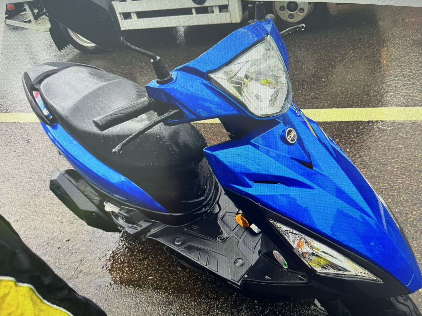 開車門未注意!機車騎士閃避不及撞上倒地受傷 S 39534635