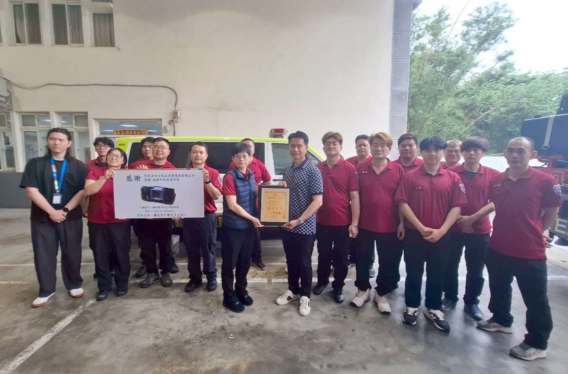 她長期熱心公益 捐贈桃消大園分隊可攜式高階監護電擊器 S 47570981 0