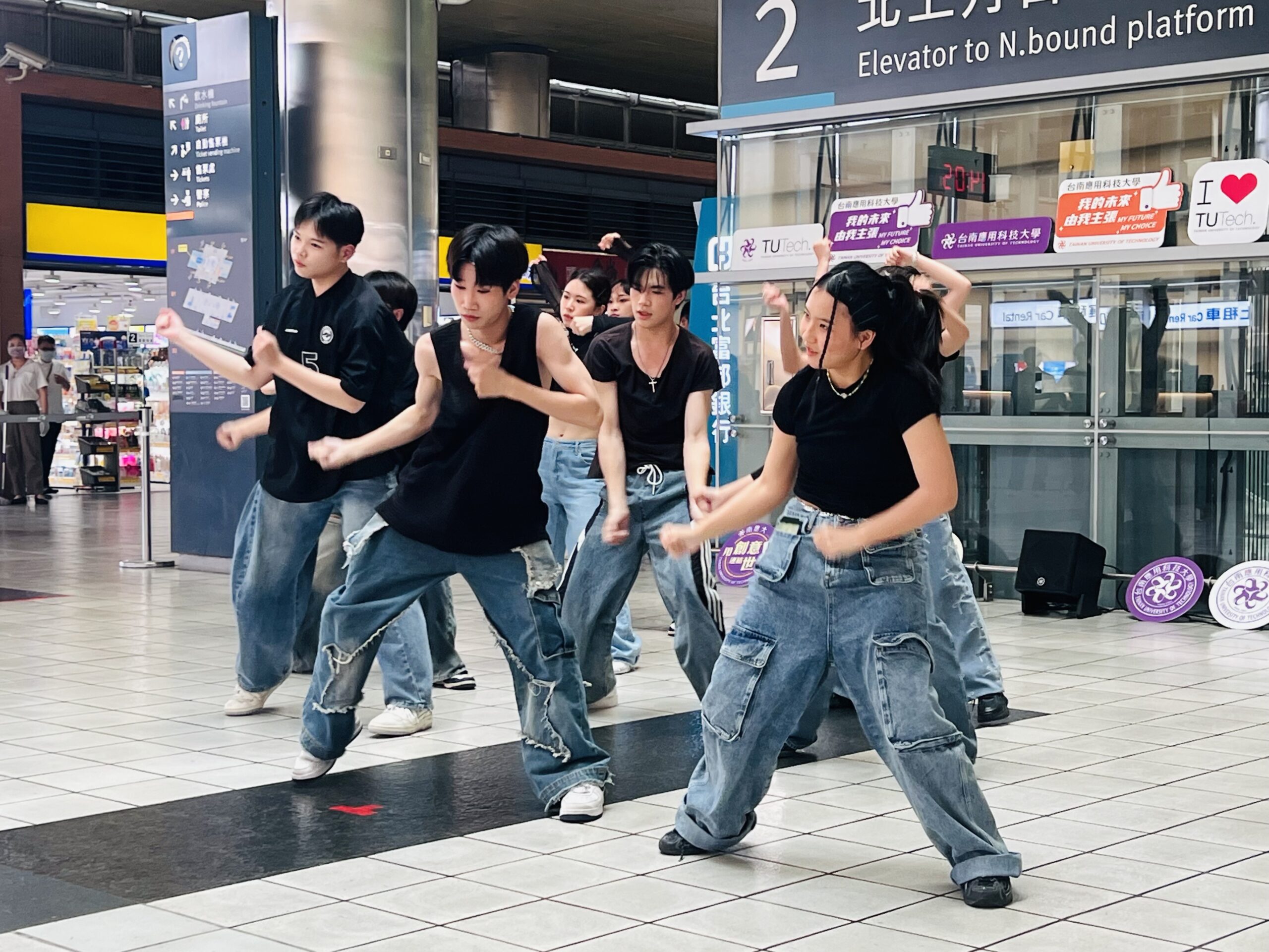 林隆璇、李奕青、南應大學生高鐵站快閃演出 旅客好驚喜 S 48922798 scaled
