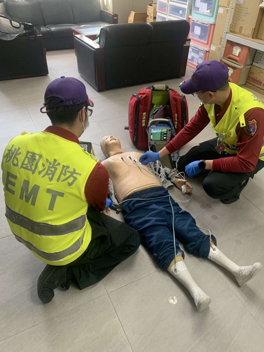 胸痛倒地險送命 龜山消防分隊即時送醫救回7旬婦 S 50135064 0
