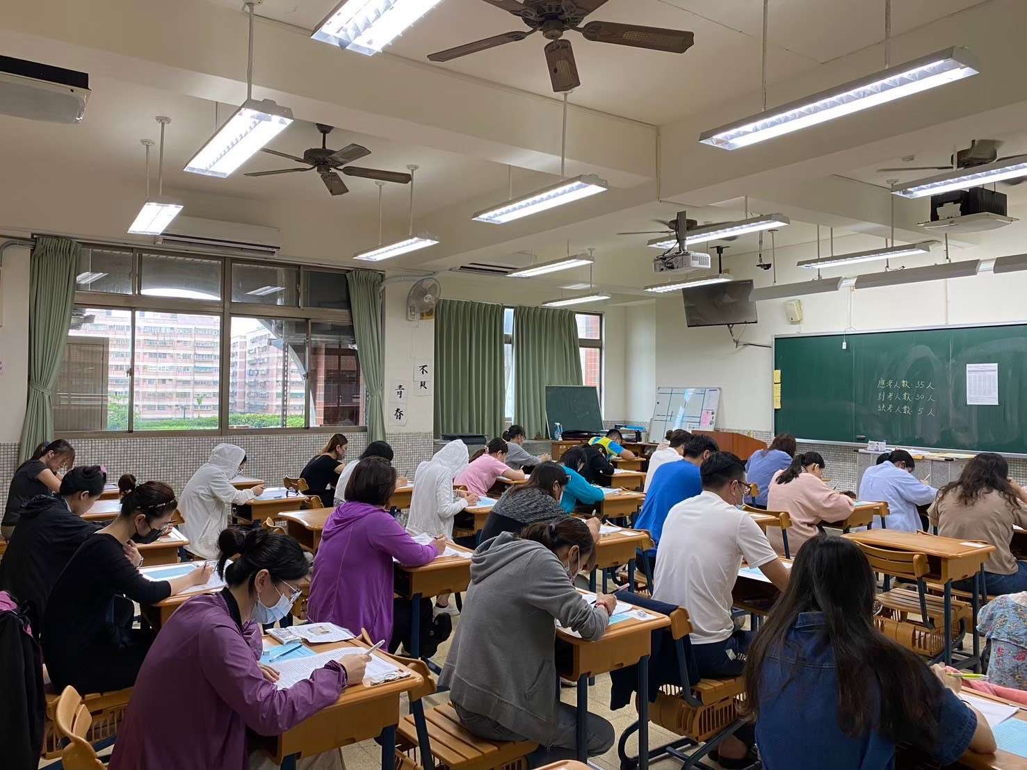 桃市國小教甄5/2報名開跑 教育局提醒這些事 S 615956561 0