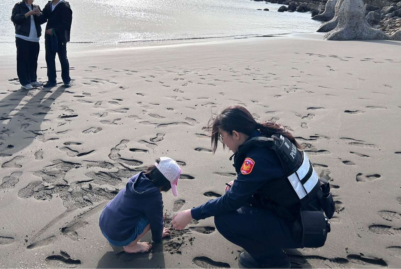 女童與家人走散 「玩得太開心」沒空理楊梅警關心 S 74129646 0