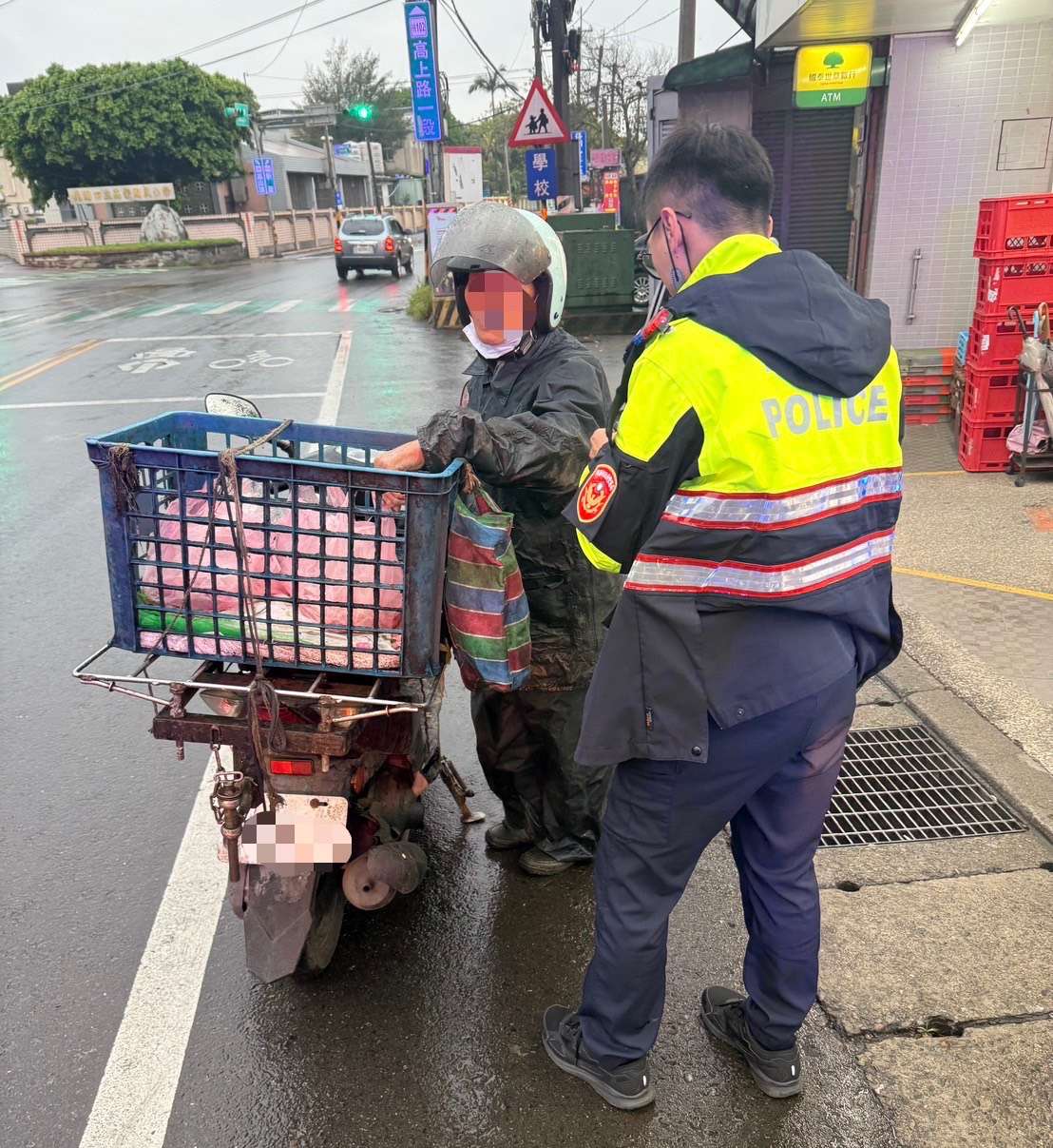楊梅8旬老翁雨中迷途 巡邏警主動協助平安返家 S 74145958 0