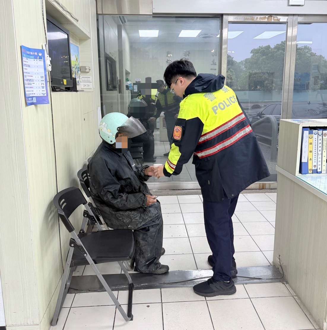 楊梅8旬老翁雨中迷途 巡邏警主動協助平安返家 S 74145961 0