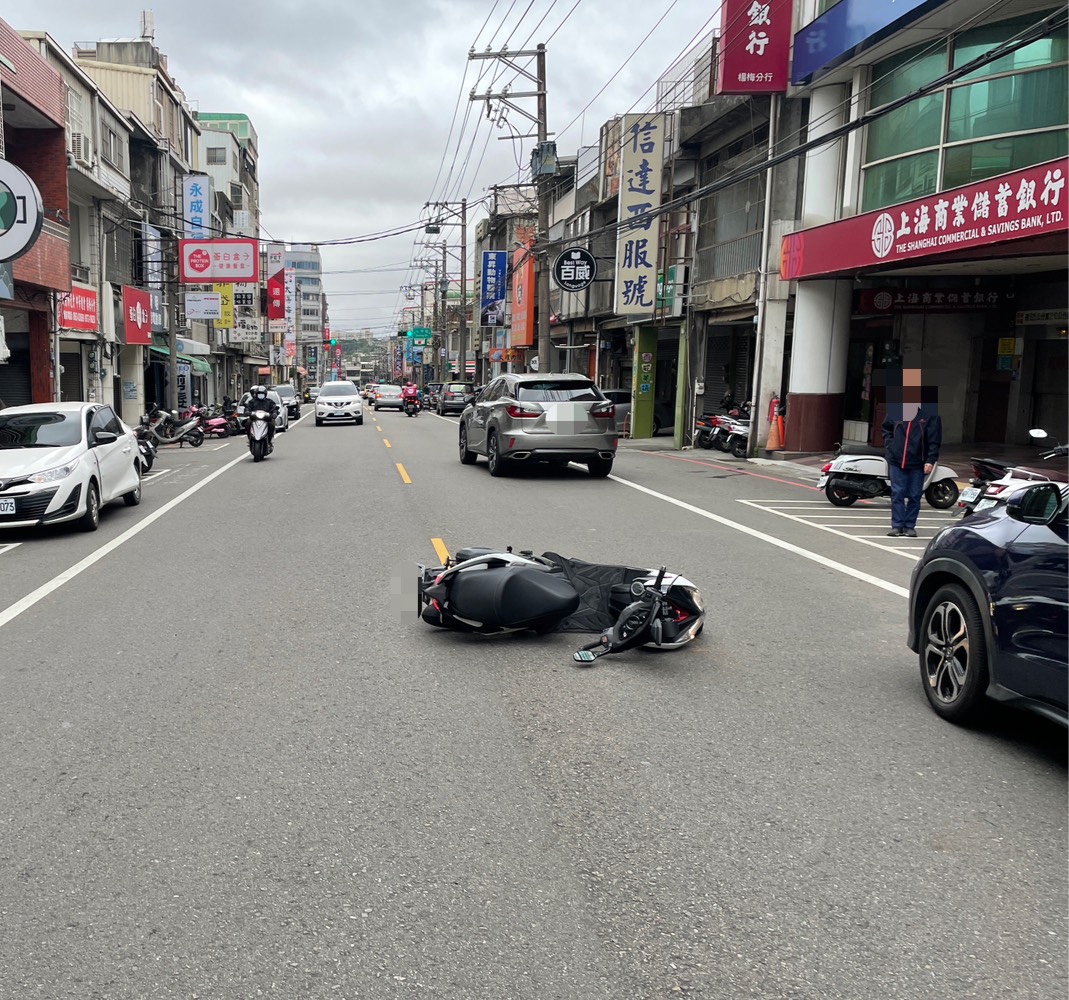 【有片】突開車門擊落雙載機車!騎士慘噴飛對向車道 S 74154059 0