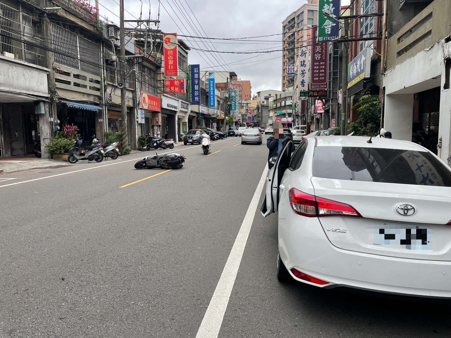【有片】突開車門擊落雙載機車!騎士慘噴飛對向車道 S 74154064 0