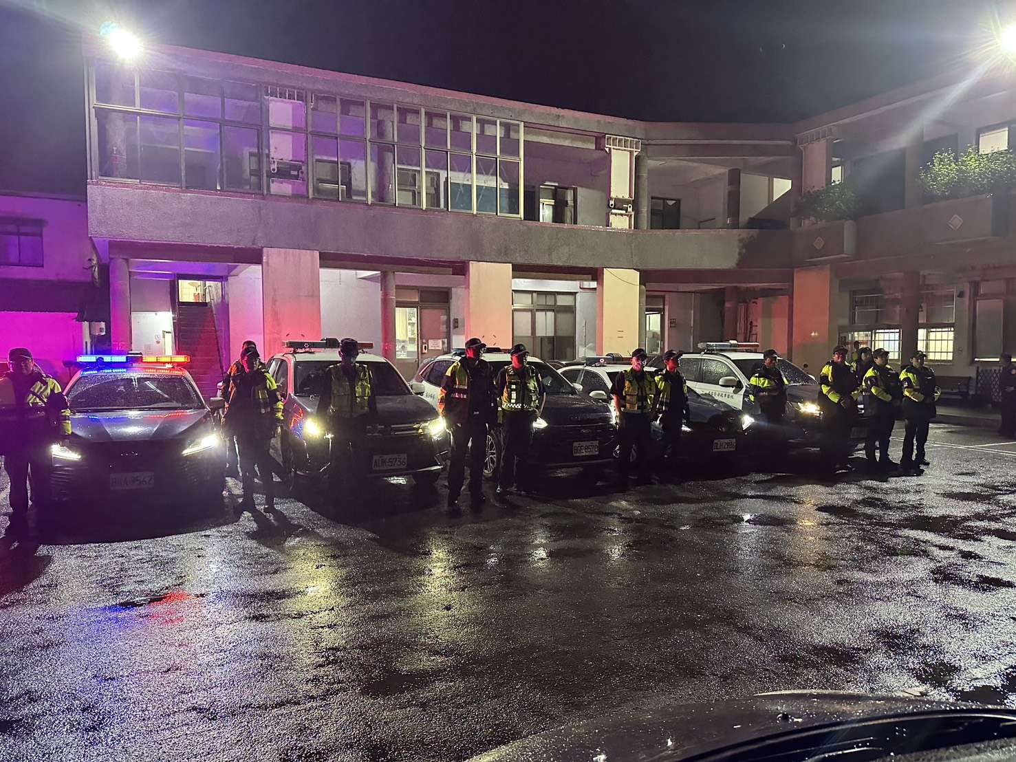 楊梅警威力臨檢掃蕩 維持治安平穩 S 74252346 0