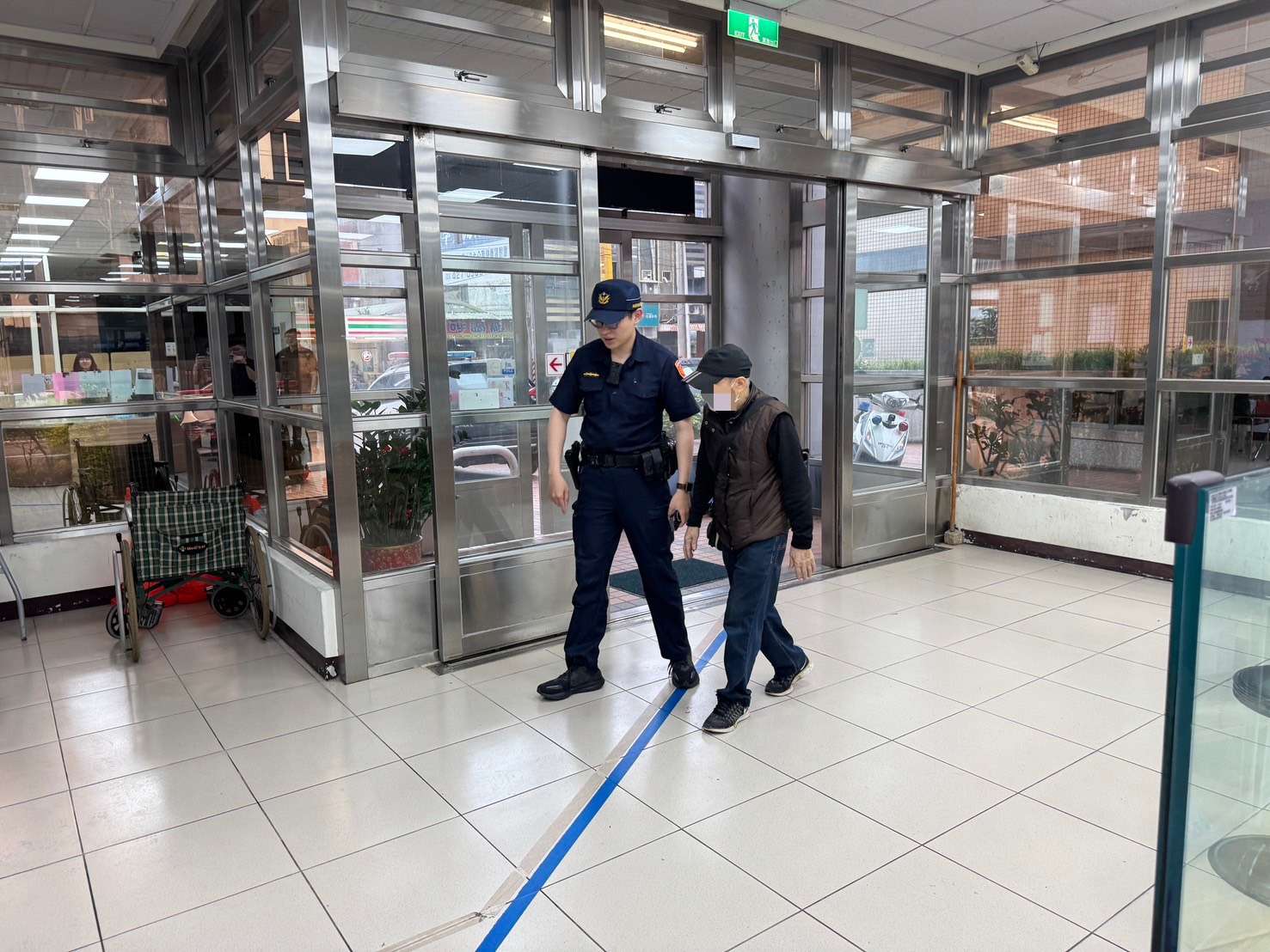 失智翁獨自離家搭車失聯 楊梅警火速尋人「在這」找到他 S 74277131