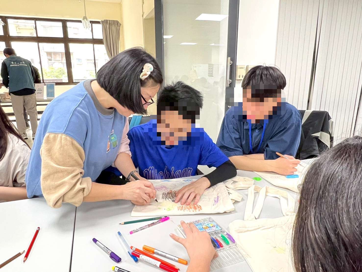 關懷弱勢慈善協會攜手桃園青年志工 用藝術陪伴身障孩童認識環保 S 77004806