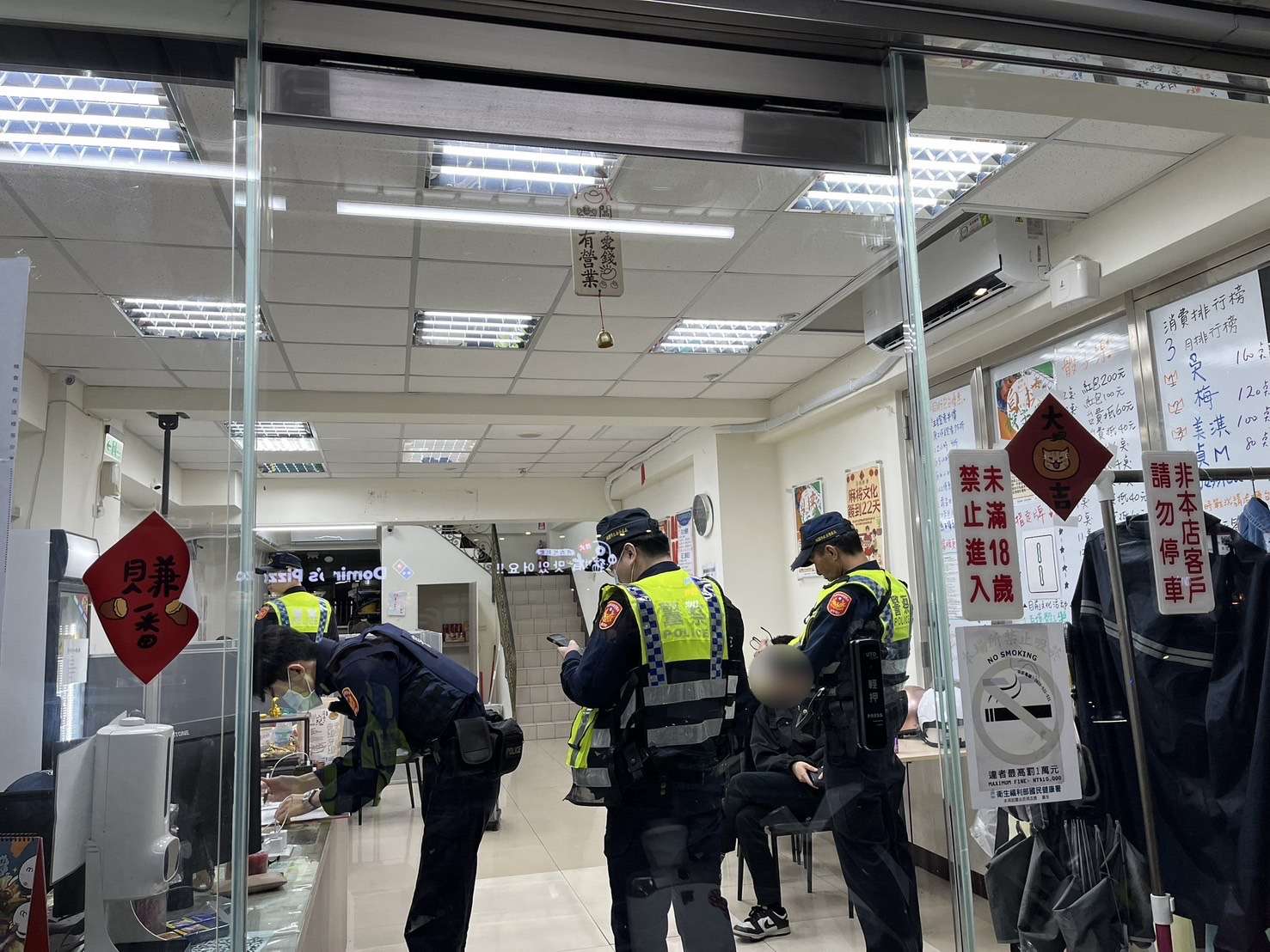 民眾誤信投資詐騙面交500萬!龜山警設伏成功逮2嫌 S 80224265
