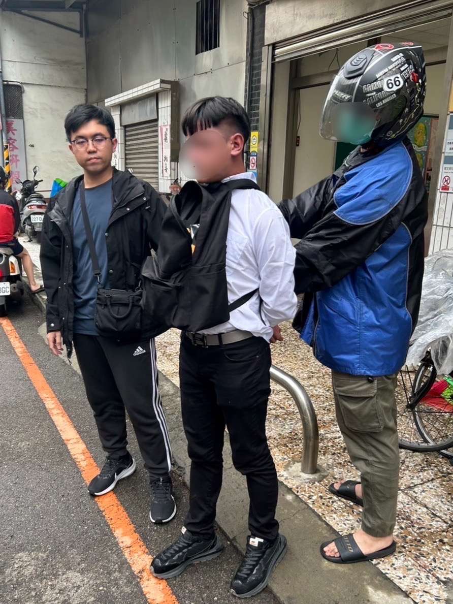 民眾誤信投資詐騙面交500萬!龜山警設伏成功逮2嫌 S 80257163