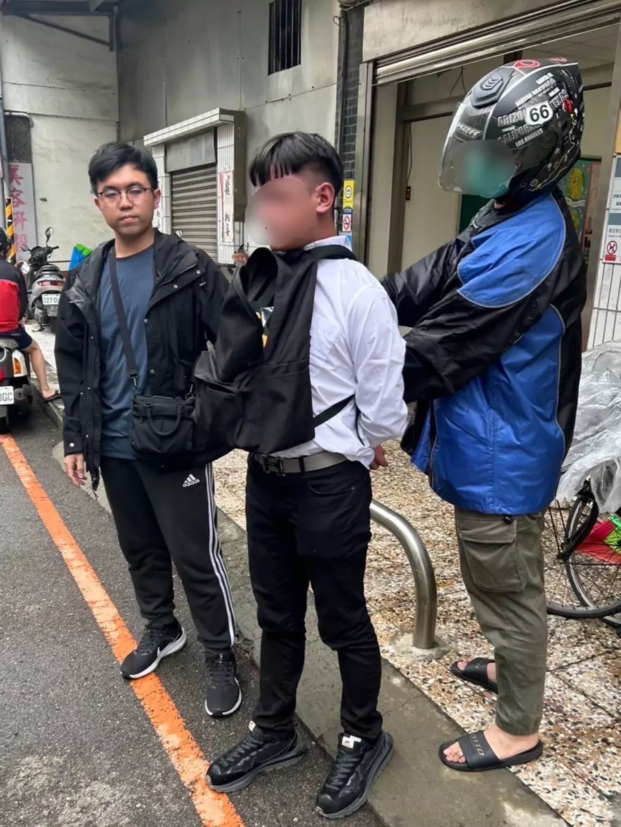 民眾誤信投資詐騙面交500萬!龜山警設伏成功逮2嫌 S 80257163