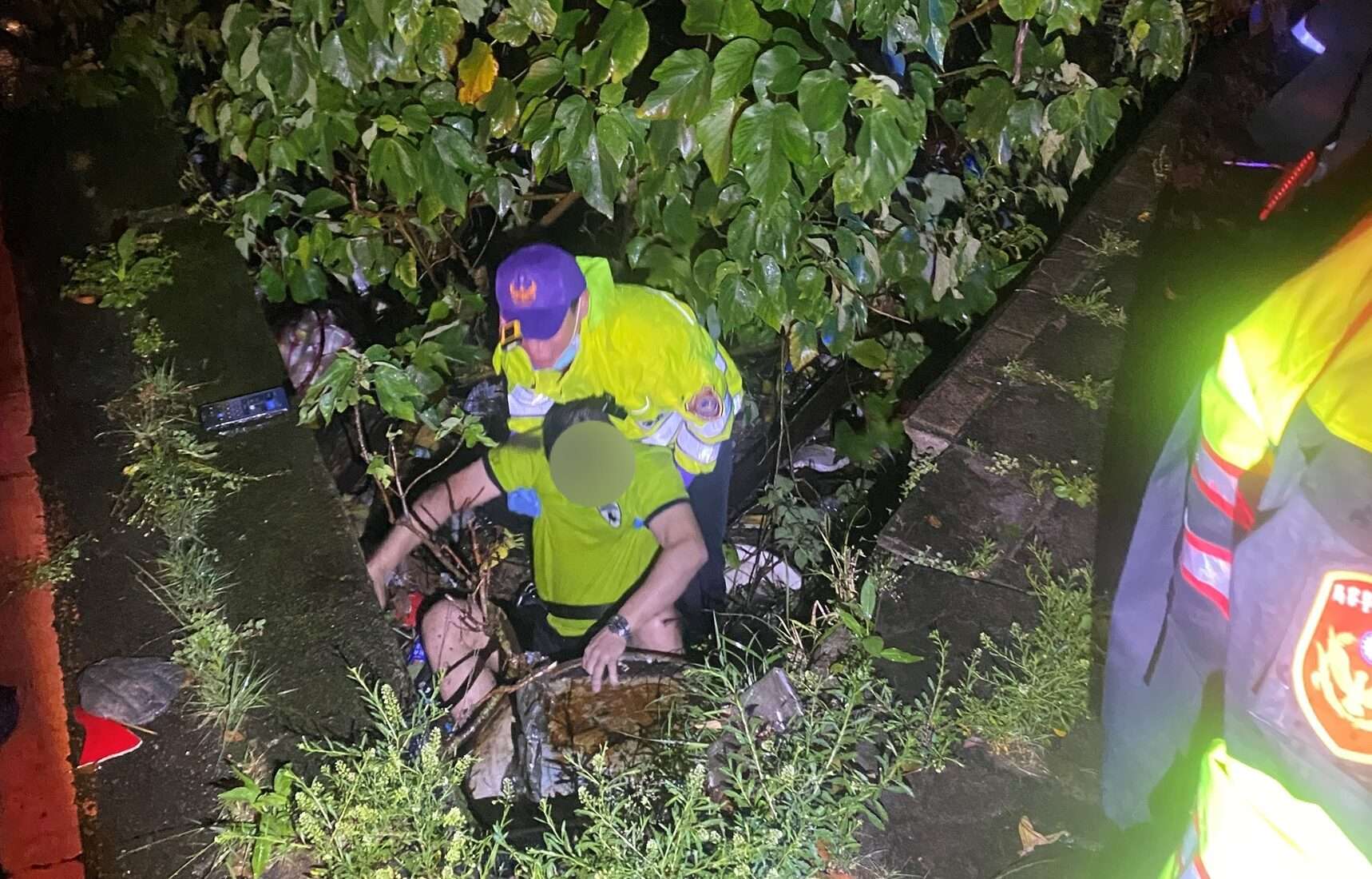醉後掉進「一個洞」爬不出來 龜山警消在這發現他 S 80306274 0 e1745203508929