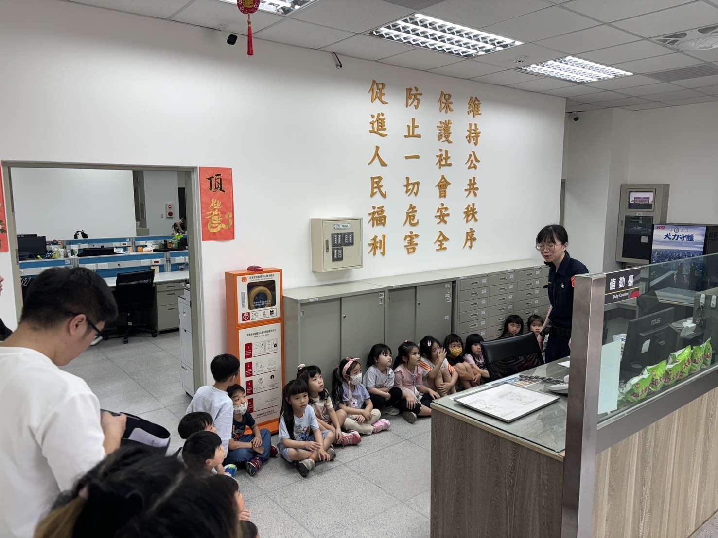 龜山警參訪活動寓教於樂 學童化身小小波麗士學知識 S 80355375 0