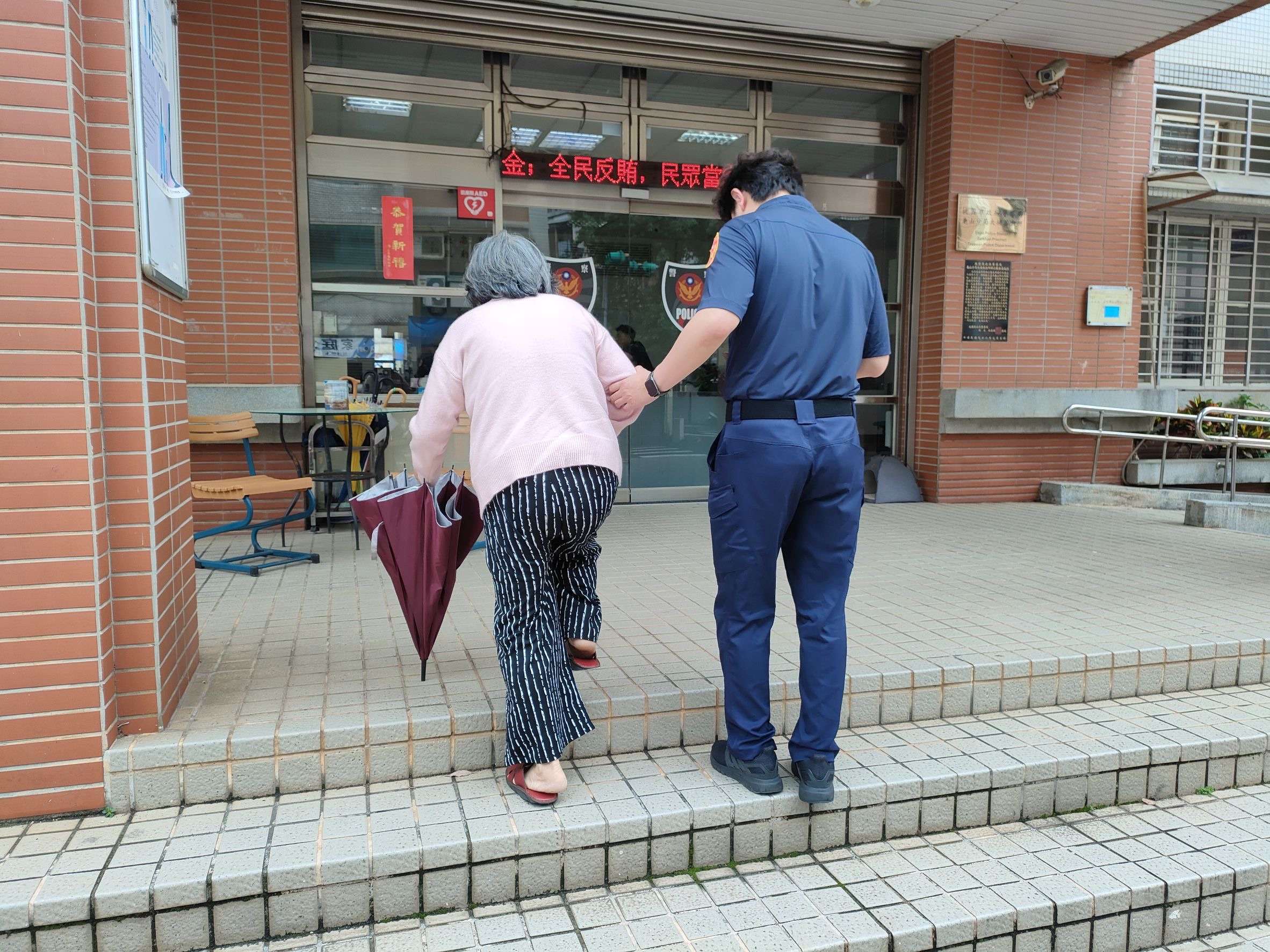 阿嬤攔計程車「想回家」卻忘記地址 龜山警攜手運將伸援 S 80363710 0
