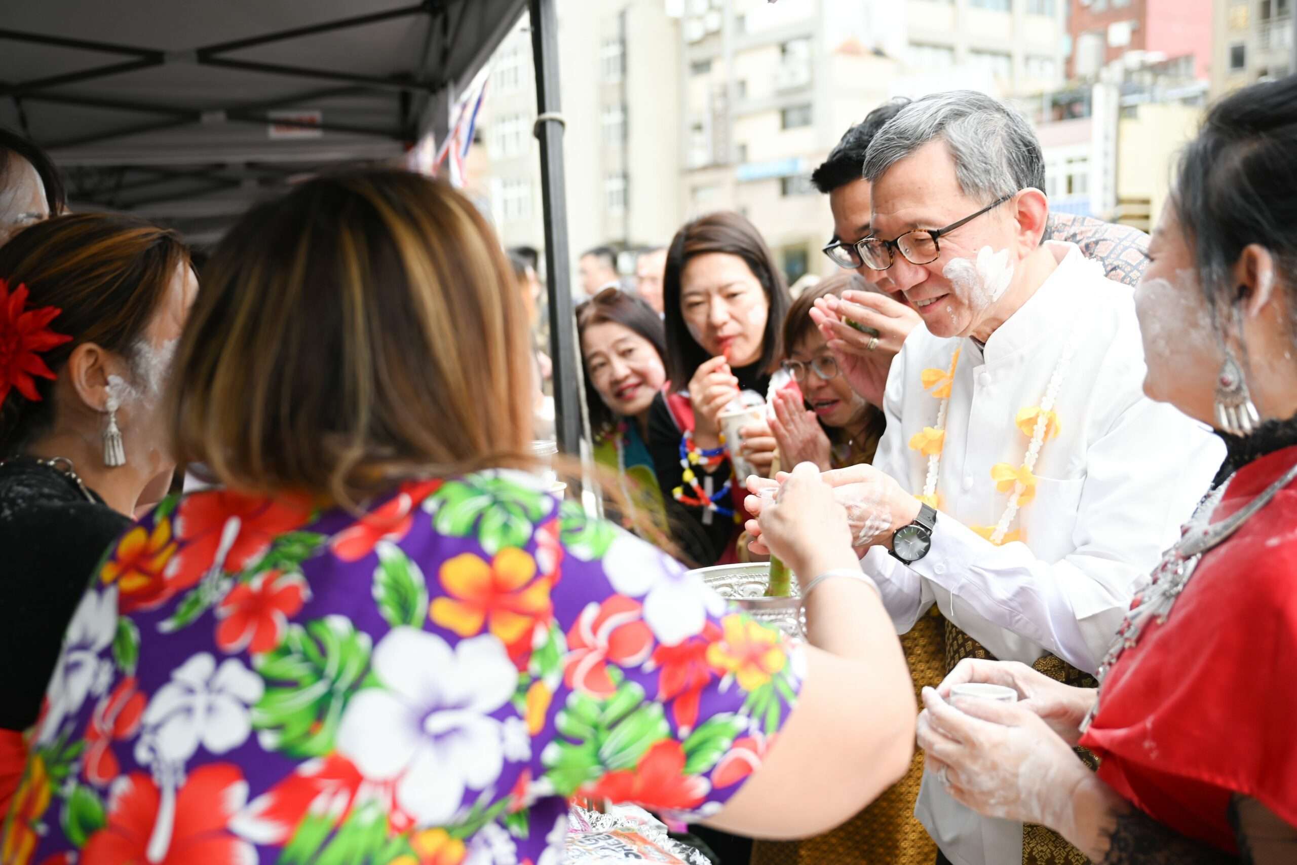 泰國宋干節慶典桃園登場 高僧祈福為強震災民送暖 bb39b38c a55c 4c0d b2f0 0fb49b4d93c4 scaled