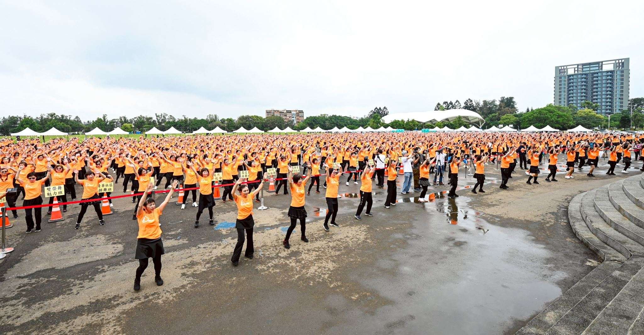 平鎮千人排舞活動熱鬧登場 逾3000人以舞會友 c4f0407d 9ba5 4cb7 b7b3 30bf33ecc1d5