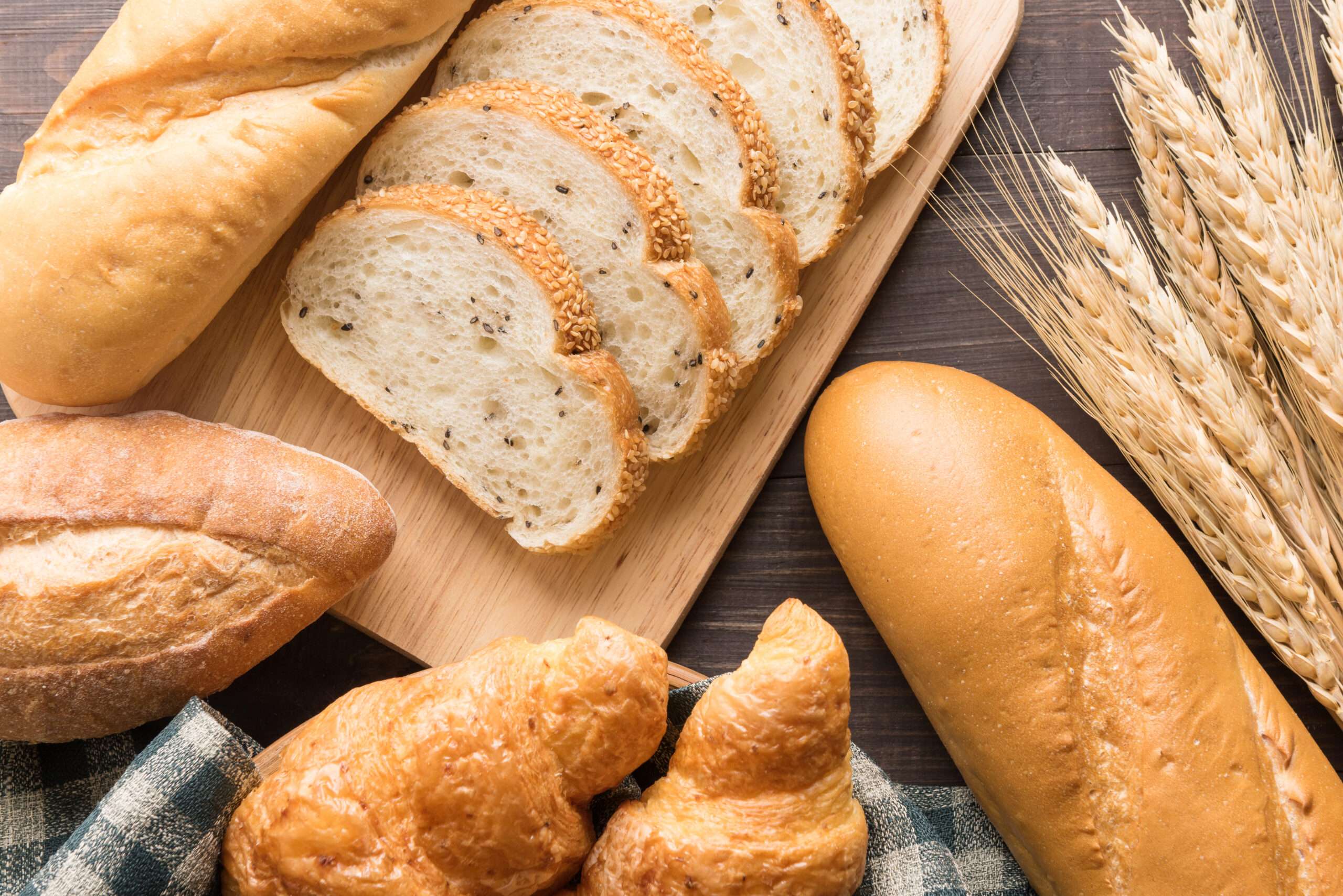 「減肥陷阱」你中招了嗎?這六種食物可能越吃越胖 fresh baked bread wheat wooden background scaled
