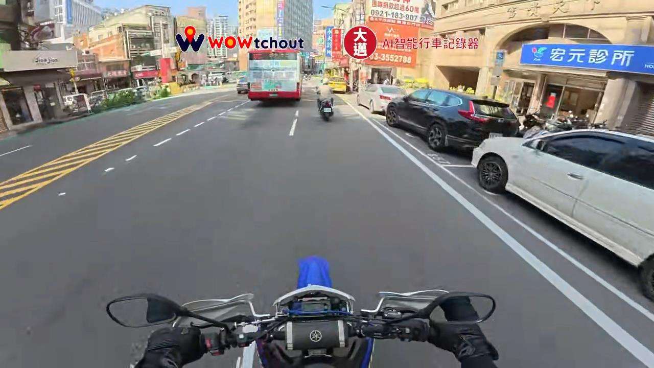 【有片】恐怖!公車突變換車道 機車騎士險遭捲進車底 g5ddqfwrw