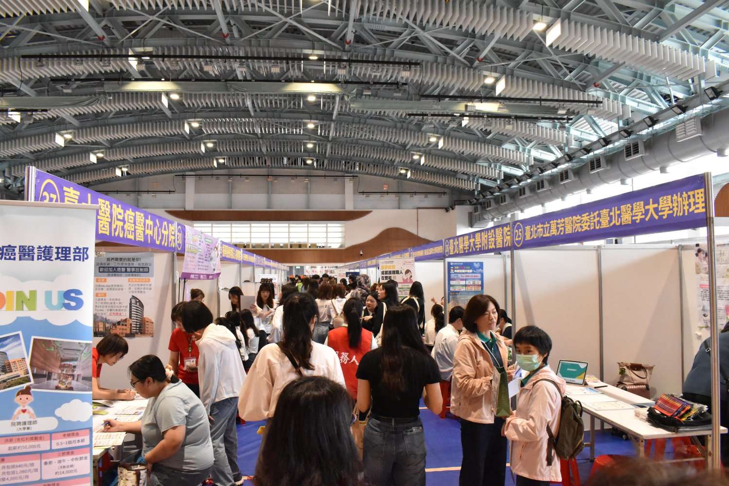 長庚科大人才超夯!170家企業齊聚校園徵才博覽會 gaw56f4