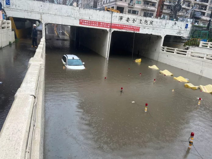 平鎮環南地下道LED看板失靈害汽車泡水拋錨?桃園工務局澄清 平鎮環南地下道LED看板失靈害汽車泡水拋錨?桃園工務局澄清