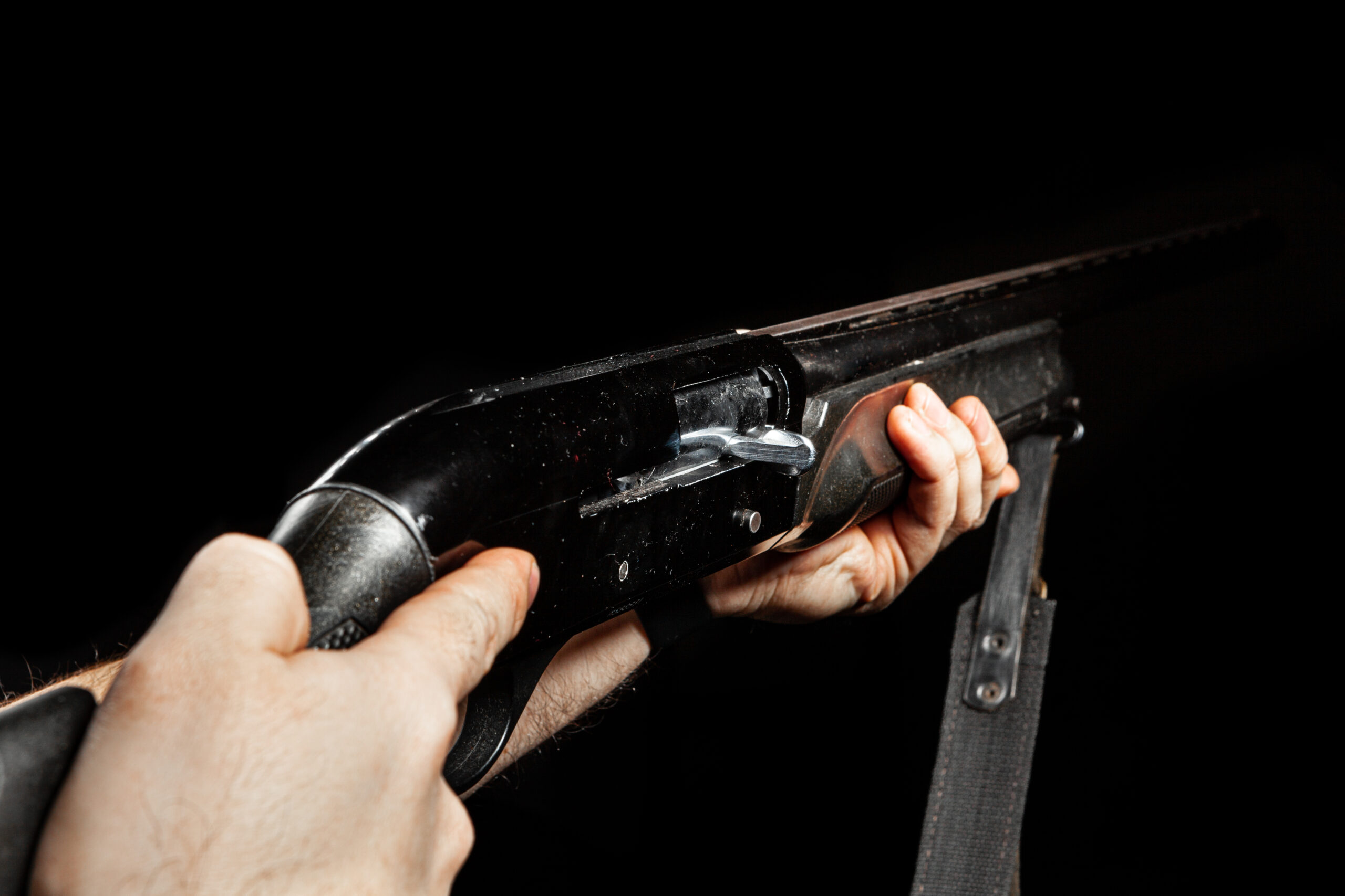 桃園溫體牛肉名店遭開槍射擊 疑老闆前妻男友勒索未遂所致 male hands holding hunting rifle black background scaled